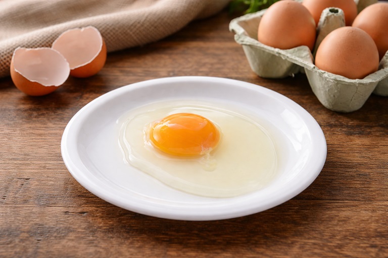 Ei-Aufschlag Test, ein aufgeschlagenes ei im Teller.