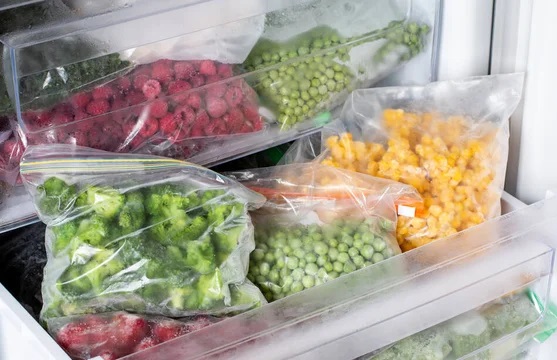 Buntes Gemüse eingefroren im Tiefkühlfach.