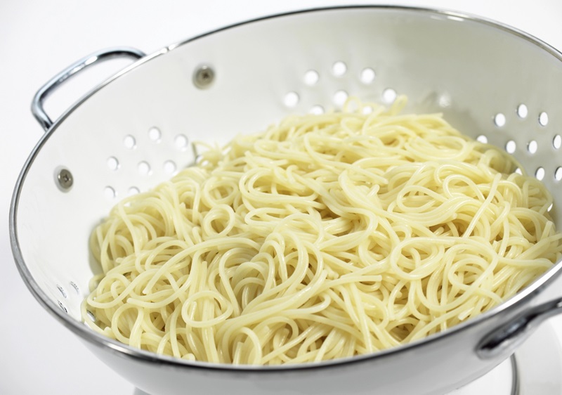 Küchensieb mit Pasta ist ein sinnvoller und praktischer Küchenhelfer.