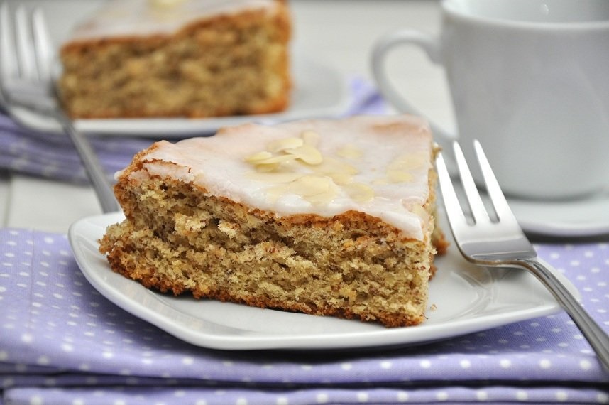 Mandelkuchen mit Glasur und Mandelblättchen