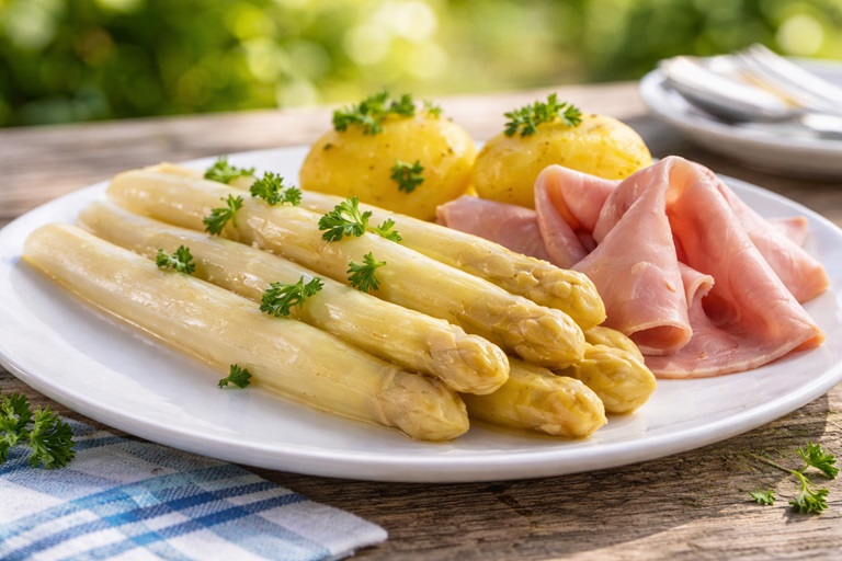 Spargel mit Kartoffeln uind Schinken