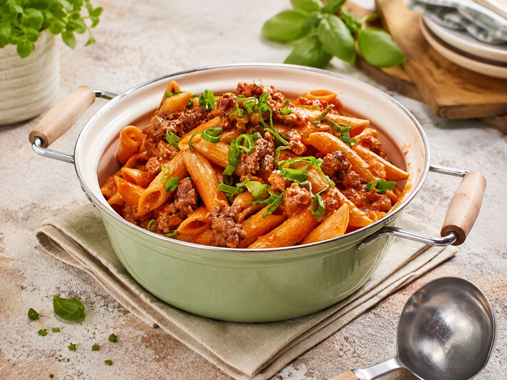 Cremige One Pot Pasta mit Fleisch aus einem Topf.