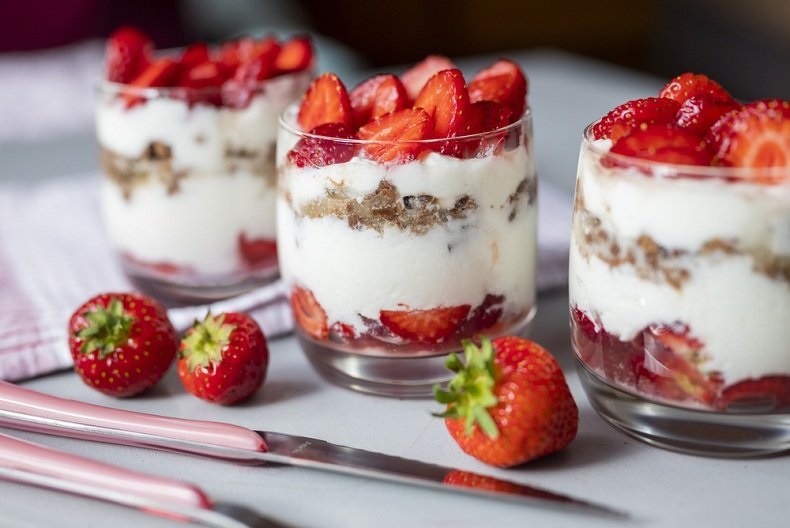 Erdbeer-Yogurette-Dessert mit frischen verarbeiteten Erdbeeren aus dem Garten.
