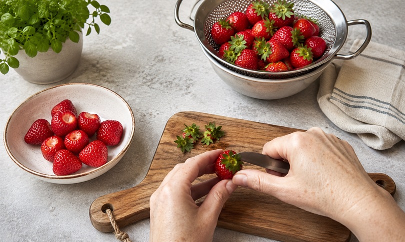 Erdbeeren richtig verarbeiten, mit Messer putzen und Grün entfernen.