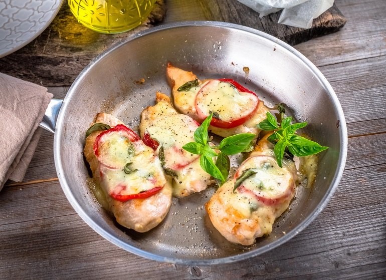Low Carb Essen - Überbackene Hühnerschnitel mit Mozzarella und Paprika
