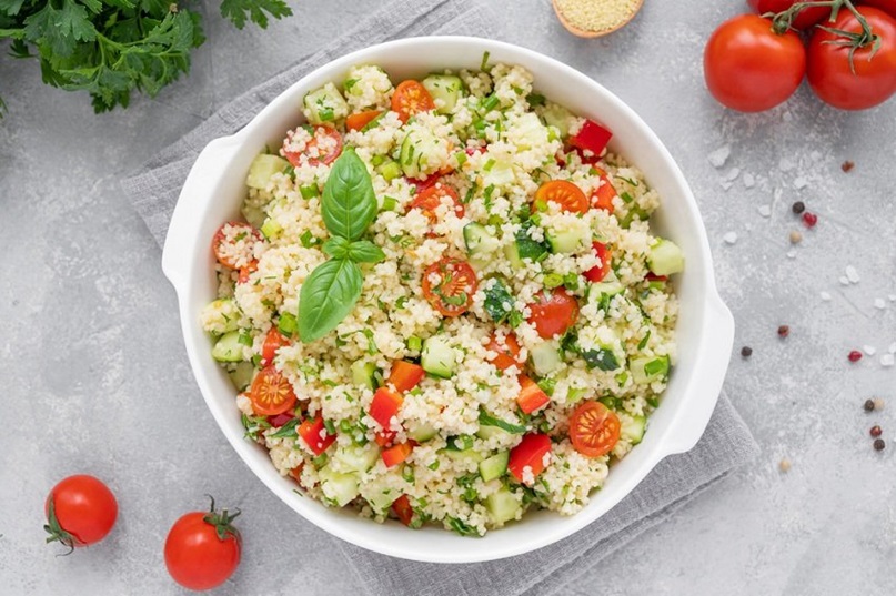 Meal Prep Couscous mit Tomaten, Gurken und Paprika.