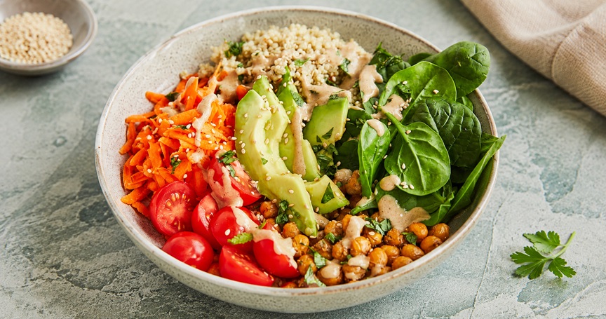 Bunter Meal Prep Salat Bowl mit Gemüse Quinoa und Kichererbsen.