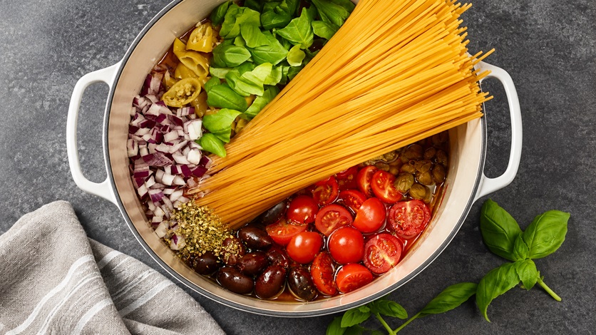 One Pot Pasta mit Gemüse im Topf