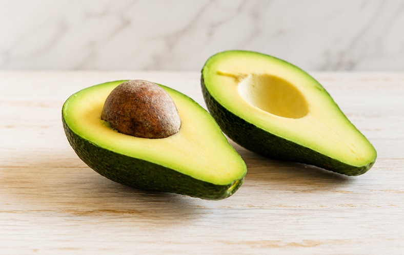 Die gesunde Avocado ist ein beliebtes Fruchtgemüse für vegane Rezepte.