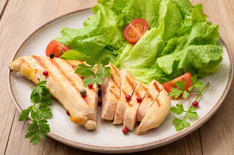 Leichtes Sommergericht, gegrillte Hühnerbrust - Hähnchen-Salat.