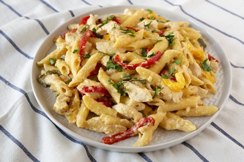 One Pot Rezept- Cremiges Fajita Hähnchen auf Teller.
