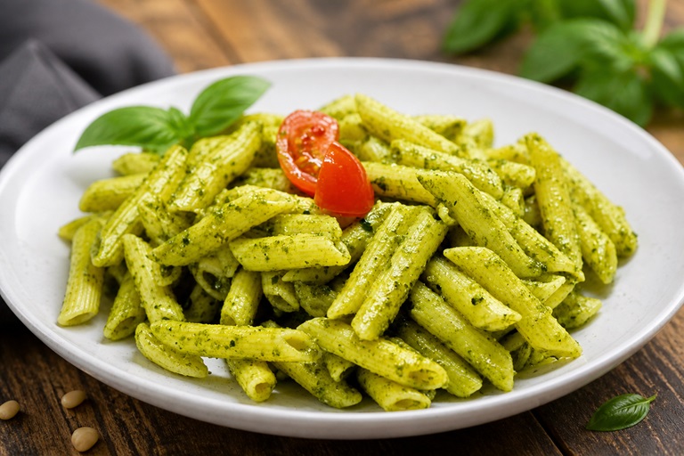Schnelle Rezepte in 20 Minuten - Nudeln mit Pesto auf Teller.