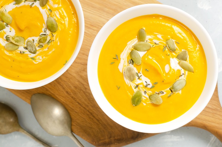 Saisonaler Kürbis - Butternuss-Kürbissuppe.