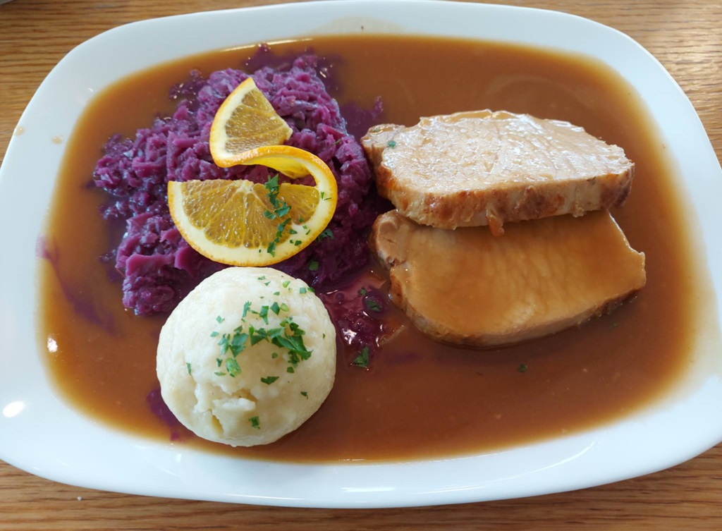 Fleisch richtig anbraten - Kaareebraten mit Sauce Rezept.