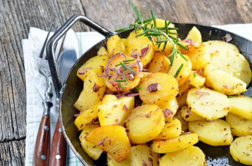 Resteverwertung - Bratkartoffeln in der Pfanne.