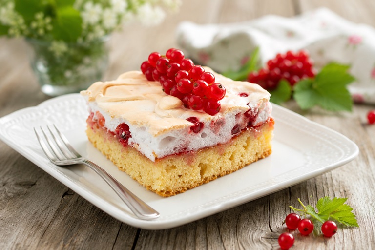 Ribiselkuchen mit Schneehaube