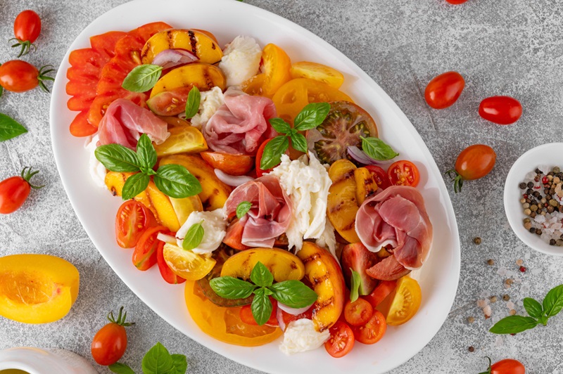 Saisonales Obst und Gemüse - Tomaten-Pfirsich-Salat mit Burrata.