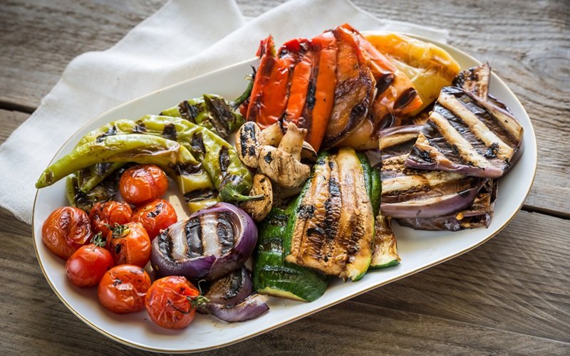 Grillrezepte - Grillgemüse mit Tomaten, Paprika, Zucchini, Auberginen und Champignons.
