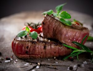 Fleisch mit richtiger Garstufe zubereiten.