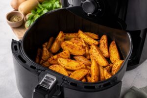 Heissluftfriteusen Rezepte für Anfänger - Kartoffel-Wedges im Airfryer.