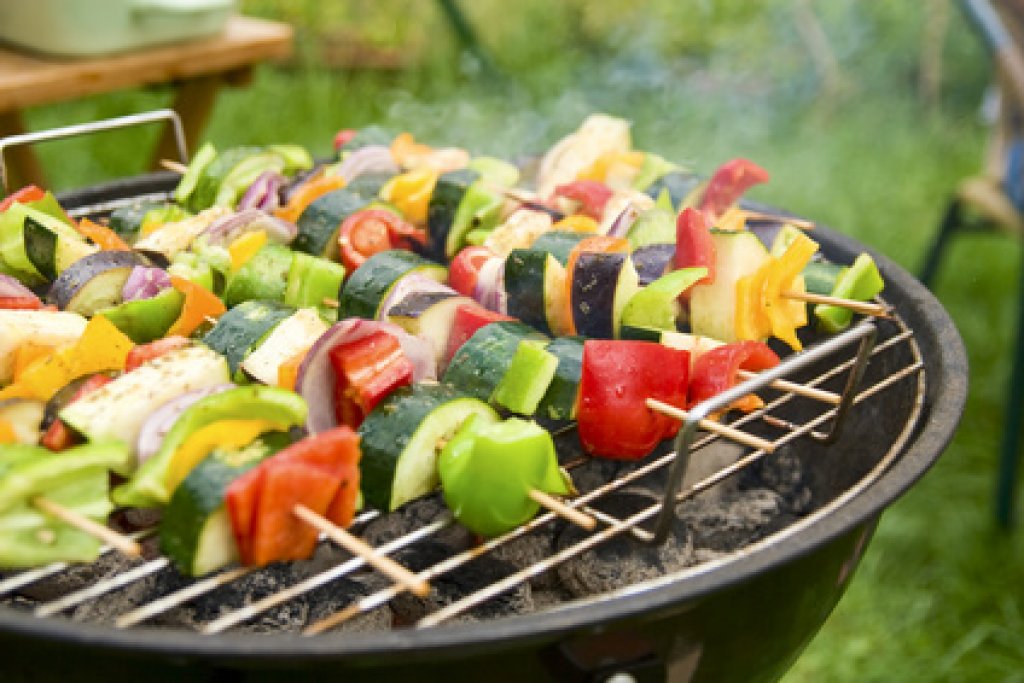 Grillgemüse Spieße auf einem Grill im Garten.