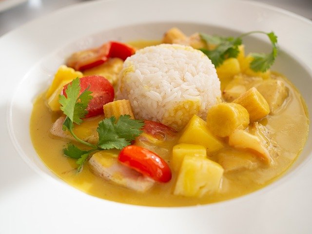 Gelbes Curry mit Huhn und Reis richtig gekocht.