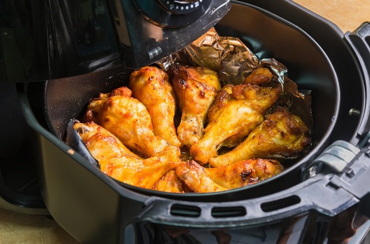 Heißluftfriteusen Rezepte für Anfänger - knusprige Hähnchenschenkel in der Heißluftfritteuse zubereitet.
