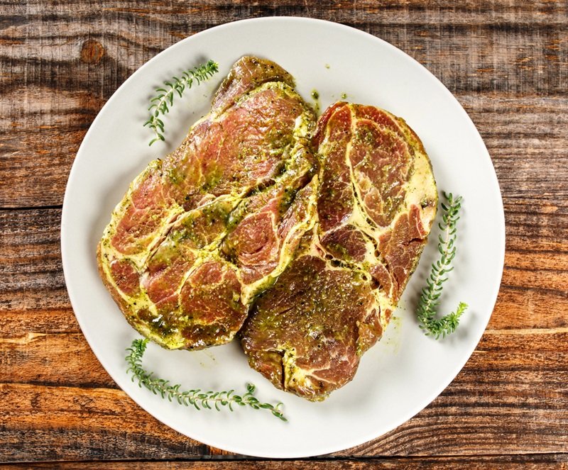 Mariniertes Schweine-Schopfsteak in einer Bier-Senf-Marinade