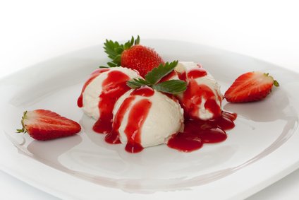 Sommer Nachspeisen - Topfen-Nockerl mit Erdbeeren
