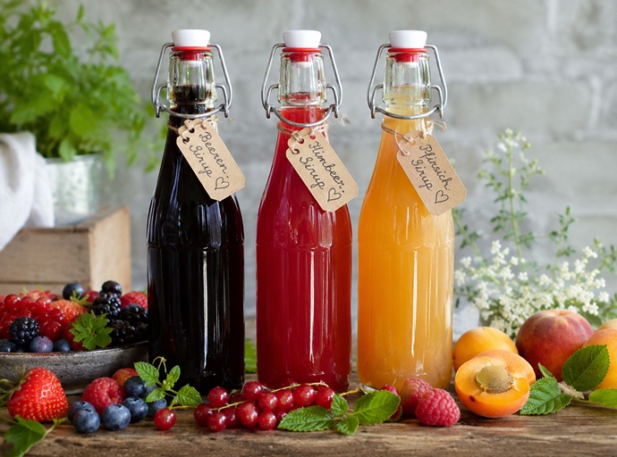 Hausgemachte Beeren und Früchte Sirupe.