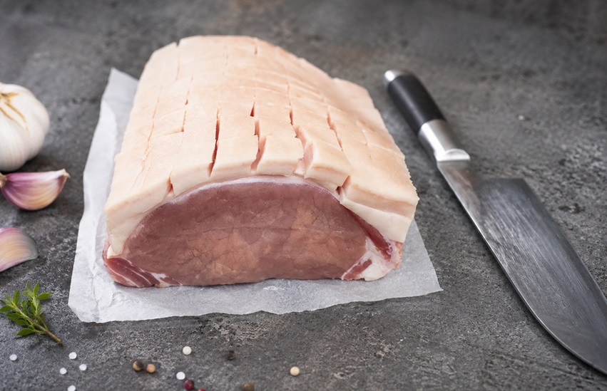 Schweinsbraten - Schwarte mit einem scharfen Messer richtig einschneiden.