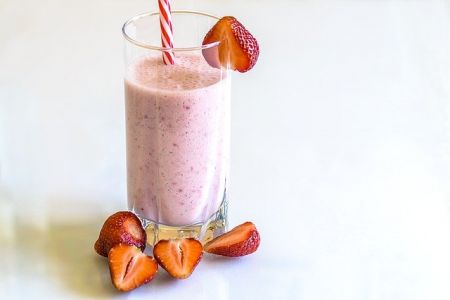 Selbst gemachter Sommer-Drink - Erdbeer-Kefir-Shake im Glas.