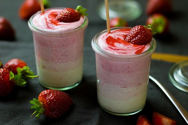 Leichte Snacks - Joghurt-Topfen Creme mit Erdbeeren in einem Glas.