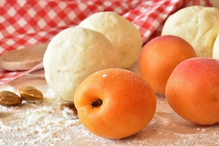 Österreichische Knödelspezialtität - Marillenknödel mit Erdäpfelteig.
