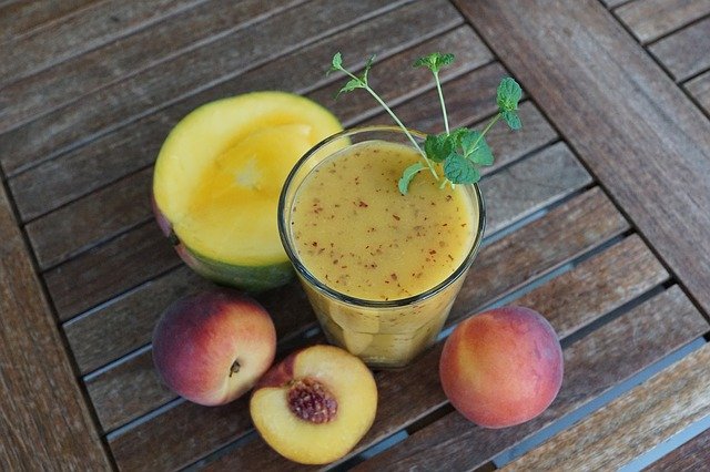 Erfrischener Sommer-Smoothie - Pfirsich-Mango Smoothie.