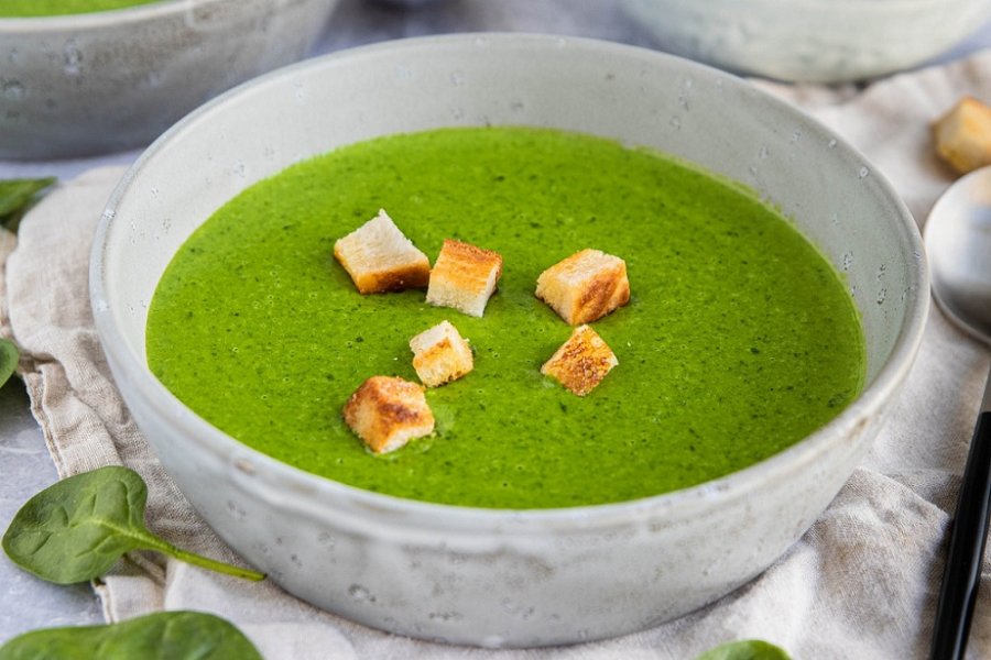 Spinat aufwärmen - Spinatsuppe mit Croutons Rezept.