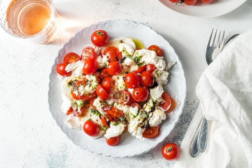 kühlender Tomatensalat mit Mozzarella