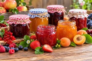 Selbst gemachte Marmelade im Glas einkochen