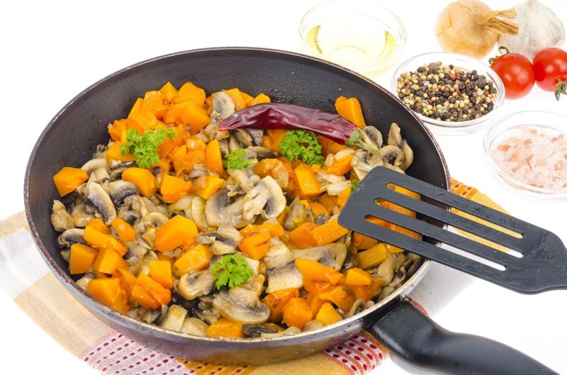 Herbstliche Kürbispfanne mit Champignons