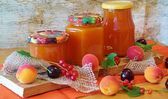 Marmelade einkochen Tipps - Frisch zubereitete Marillenmarmelade in Einmach-Gläser gefüllt.