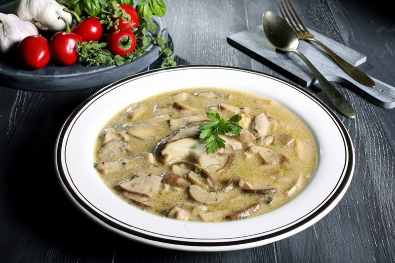 Herbliche Pilzsuppe mit frischen Steinpilzen vom Wald.