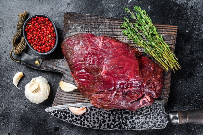 Frisches Wildfleisch auf einem Teller