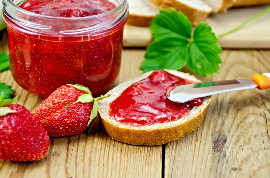 Selbstgemachte Erdbeermarmelade ist ein idealer Brotaufstrich.