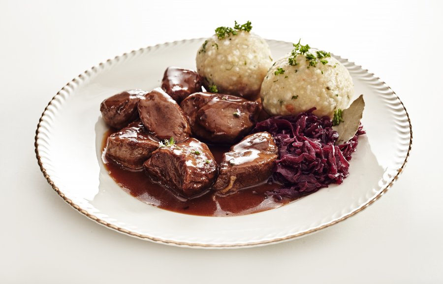 Wildschweinragut mit Knödeln und Rotkrautz